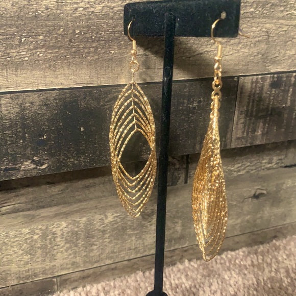 🌻2/$10.00🌻Multi-Layer Oval Hoop Earrings - Picture 3 of 3